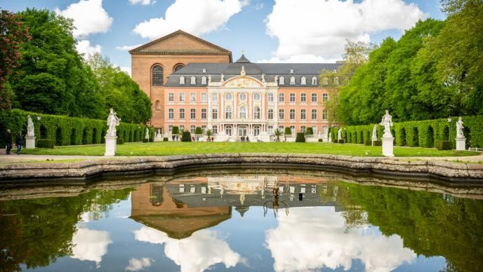 Bild: c_Trier Tourismus und Marketing_Dominik Ketz Kurfürstliches Palais und Basilika_Panorama Palastgarten